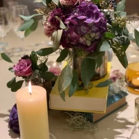 大好きな紫のお花と洋書をあわせた大人クラシカルのコーディネー