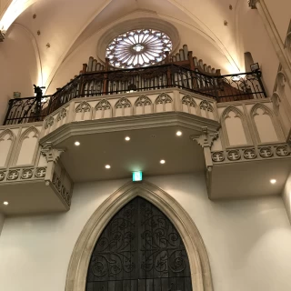 この上でオルガン弾いてました。