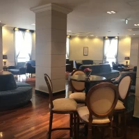 受付後の待合場所（右）、広くてドリンクも飲み放題