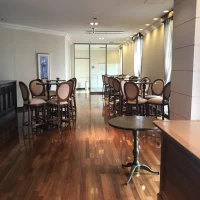 受付左側も席がたくさん