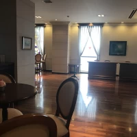 正面受付、左にバーがあります