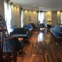 受付右側ゆったりくつろげて広いです