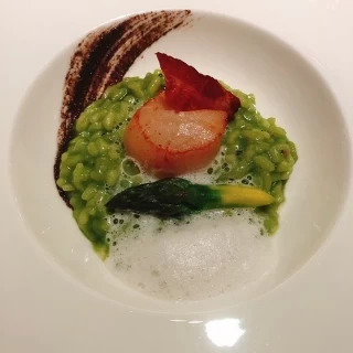 アスパラガスとトリュフのリゾットです。食べ応えあります。