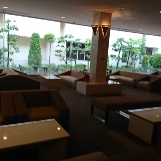 受け付け前のロビーです。広々としており、いい感じでした