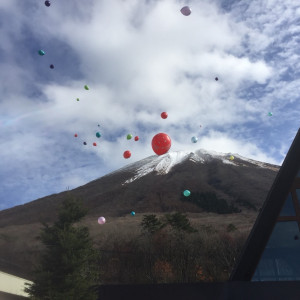 大山と風船。子供たちも飛んでいく風船に大興奮でした。|516156さんの天空の桝水高原教会の写真(688616)