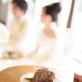 披露宴です。手前の料理は、メインの牛フィレ肉です。
