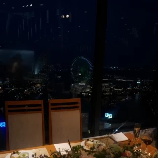 高砂の後ろはロマンチックな夜景ですごく素敵だった。