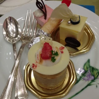 ガーデンスイーツビュッフェ。既にセットされていました。