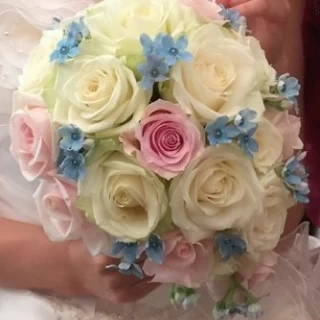 白いドレス用ブーケです、生花なので2次会でも使用しました