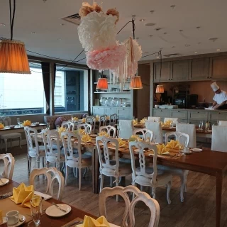 披露宴会場でシェフの料理している所がみれます。