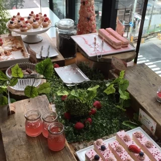 この日はレストランでいちごスイーツビュッフェ開催中