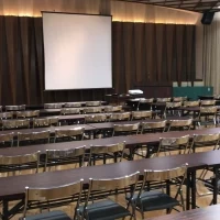 私たちは使用してないですが大きい会場もありました。