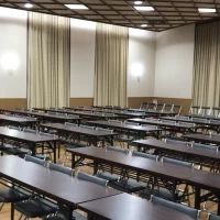 私たちは使用してないですが大きい会場もありました。