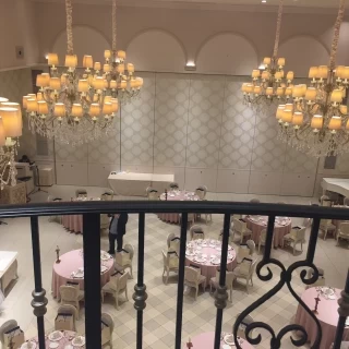 ピンクのテーマの披露宴会場