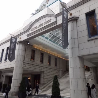 大階段が素敵。