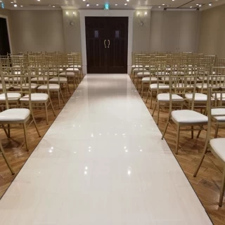 チャペル。100人規模で着席可能
