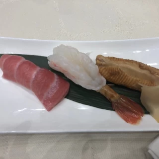 職人さんがお寿司を握ってくれる変わった演出ができます！