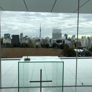 愛を誓う時にカーテンをオープン。十字架の真ん中にスカイツリー