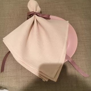 テーブルによって色の異なるおしゃれなナフキン