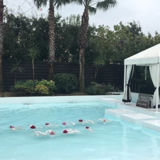 披露宴会場に隣接するプール