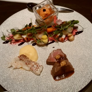 試食でいただいたメイン料理。お肉とお魚、冷菜。手が込んでます
