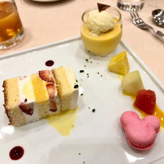 ウエディングケーキ。ケーキに付けてもらったミッキーマカロン。
