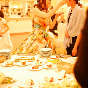 デザートブュッフェで新婦が友人にケーキを食べさせている場面|517783さんのBelle Vie Pair Stage Noi (ベルヴィ ペアステージ ノイ)（営業終了）の写真(697726)