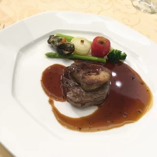 フレンチ料理のお肉料理です。