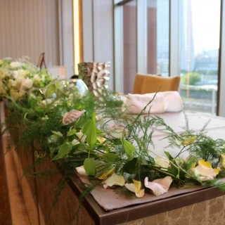 装花がとてもきれいでした。窓からはみなとみらいの景色も