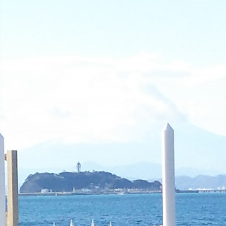富士山と江ノ島！チャペルの外に出ると2つが重なって見えます！