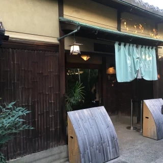 ここは裏口ですが、表の入り口もどちらも風情があります。