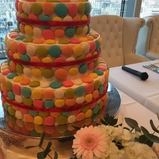 マカロンがとても可愛い、ウエディングケーキでした。