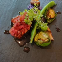 お肉は柔らかく、料理が冷めないよう食器にも配慮がありました。