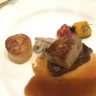 牛フィレ肉のロースト ポテト ドフィノワと森の茸のクリーム煮