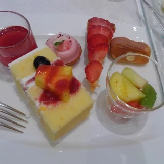 ウエディングケーキとスイーツビュッフェ。種類が多かったです