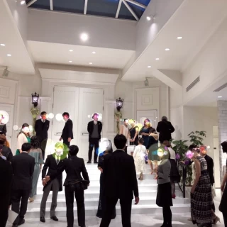 シャンパンアワーはチャペルのラウンジで。