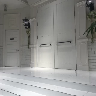 チャペルの入り口。中で新郎新婦は撮影中でした。