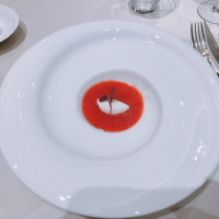 《レッドアミューズ》苺スープ ヨーグルトシャーベット。