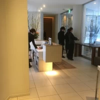 入口からロビーまでは細い廊下を通る