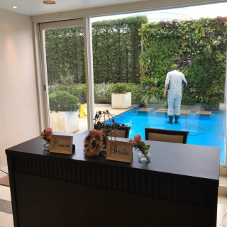 披露宴会場1受付。お庭には噴水がありました。