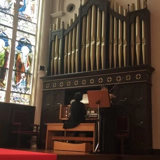 パイプオルガンの生演奏。