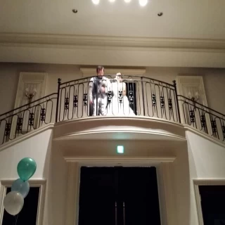 披露宴会場のゴージャスな階段使ってお色直し登場。