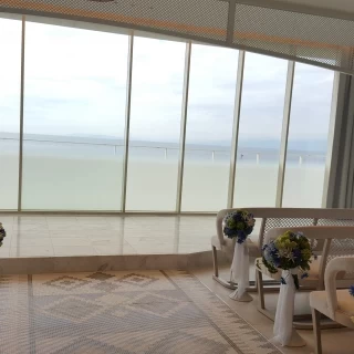 海が見える横長の挙式会場。