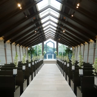 光が入ってオシャレなチャペル