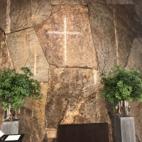 祭壇は岩でできています