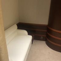 新郎新婦の控え室。新郎用のソファ