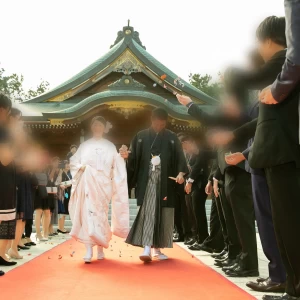 綿帽子を外して折り鶴シャワーをしてもらいました|518995さんの新潟縣護国神社の写真(704480)