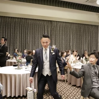 カーテンの奥がガーデンに繋がる窓