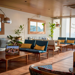 ゲストの控え室広い空間で由比ガ浜を一望できる。
