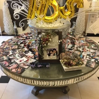 受付付近の装飾。写真を150枚用意しました。